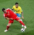 Fabner marca Filip Kostic, atacante da Sérvia  Foto: Maxim Shemetov / Reuters