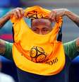Neymar veste colete em treino da seleção  Foto: David Gray / Reuters