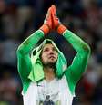 O goleiro Danijel Subasic agradece aos torcedores apos a classificação nos pênaltis  Foto: Damir Sagolj / Reuters