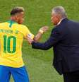 Tite e Neymar em jogo da seleção brasileira na Copa da Rússia 27/06/2018   REUTERS/Maxim Shemetov  Foto: Reuters