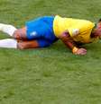 Neymar caído durante vitória que colocou o Brasil nas quartas  Foto: David Gray / Reuters