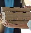 Entregador viu namorado de cliente com outra mulher  Foto: PeopleImages / iStock