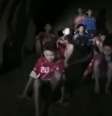 O momento do encontro dos 13 rapazes dentro do complexo de cavernas da Tailândia / Imagem: Marinha tailandesa  Foto: BBC News Brasil