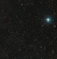 A PDS-70 é o ponto laranja pálido no meio da imagem. A estrela azul brilhante no canto é a Chi Centauri  Foto: ESO/Digitized Sky Survey 2 / reprodução / BBC News Brasil