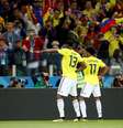 Mina e Cuadrado comemoram gol da Colômbia, mas equipe acabou eliminada nos pênaltis  Foto: Carl Recine / Reuters