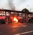 Ônibus é incendiado na cidade de Poá, na Grande São Paulo, como forma de protesto após a morte de Brenda Lima de Oliveira  Foto: Hélio Torchi/Sigmapress / Estadão