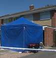 Casa localizada a cerca de um quilômetro do hospital seria da enfermeira britânica e foi alvo de busca e apreensão na terça  Foto: BBC News Brasil