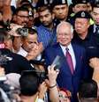 Ex-premiê da Malásia Najib Razak cercado por apoiadores ao deixar tribunal de Kuala Lumpur 04/07/2018 REUTERS/Lai Seng Sin  Foto: Reuters