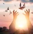 Um convite: vamos fazer de julho o mês para crescimento espiritual?  Foto: ipopba / iStock