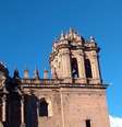 A bandeira atual de Cusco é baseada na tradição dos Incas - mas não há nenhuma evidência de que eles realmente utilizassem o símbolo  Foto: Chia Beloto / BBC News Brasil