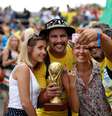 Torcedores brasileiros levaram réplica do troféu para recepcionar a Seleção  Foto: John Sibley / Reuters