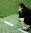 Dunga olha para campo do jogo contra Holanda na Copa de 2010; minutos mais tarde, a Seleção estaria eliminada  Foto: Doug Pensinger / Getty Images