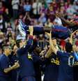 Jogadores do Barcelona celebram Abidal após sua última partida com o time  Foto: David Ramos / Getty Images