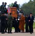 Monge budista lidera cerimônia em homenagem ao ex-mergulhador da Marinha tailandesa Samarn Poonan 06/07/2018 REUTERS/Stinger   Foto: Stinger  / Reuters