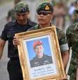Militares tailandeses carregam quadro com fotografia de Samarn Poonan, ex-mergulhador de elite, morto nos esforços para resgatar um grupo de meninos e seu técnico presos numa caverna
06/07/2018
REUTERS/Panumas Sanguanwong  Foto: Reuters
