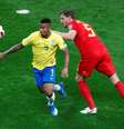 Gabriel Jesus batalha muito e rouba a bola de Vertonghen  Foto: Murad Sezer / Reuters