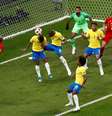 Fernandinho sobe no escanteio e faz gol contra  Foto: Murad Sezer / Reuters