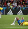 Jogadores brasileiros desabam no campo após a derrota para a Bélgica, que eliminou a Seleção da Copa do Mundo  Foto: Sergio Perez / Reuters