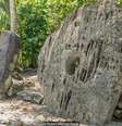 Centenas de moedas de pedra gigantes estão espalhadas pela ilha de Yap | Foto: Robert Michael Poole  Foto: BBC News Brasil