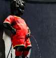 Estátua foi vestida com uniforme da seleção belga no início da semana passada, antes de o país enfrentar o Brasil nas quartas-de-final  Foto: Reuters / BBC News Brasil