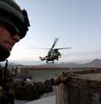 Helicóptero britânico em Cabul, no Afeganistão  Foto: Mohammad Ismail / Reuters