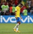 Neymar caminha em campo, abatido após a derrota para Bélgica  Foto: Buda Mendes / Getty Images