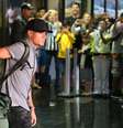 Meia Philippe Coutinho puxa sua bagagem no aeroporto do Rio de Janeiro  Foto: Sergio Moraes / Reuters
