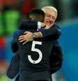 Umtiti e Deschamps se abraçam após França 1 x 0 Bélgica  Foto: Lee Smith / Reuters