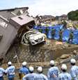 Equipes de resgate fazem buscas por pessoas desaparecidas em casa derrubada pela chuva na cidade japonesa de Kumano

Kyodo/via REUTERS  Foto: Reuters