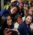 Jornalistas comemoram após entrevista coletiva perto do complexo de cavernas de Tham Luang, na Tailândia
10/07/2018
REUTERS/Soe Zeya Tun  Foto: Reuters