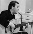 João Gilberto toca em apresentação em São Paulo, no ano de 1965  Foto: Arquivo / Estadão Conteúdo