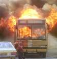 Revoltados com a primeira chacina, em 1994, moradores de Nova Brasília atearam fogo a um ônibus  Foto: Arquivo / Estadão