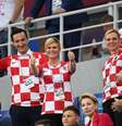 A presidente da Croácia, Kolinda Grabar-Kitarovic, no meio da torcida em partida das quartas de final na Copa da Rússia  Foto: AFP / BBC News Brasil