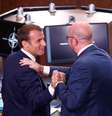Presidente francês, Emmanuel Macron, e premiê belga, Charles Michel, durante cúpula da Otan em Bruxelas   Foto: Reuters