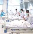 Captura de tela mostra meninos resgatados de caverna na Tailândia usando máscaras em hospital em Chiang Rai  Foto: Divulgação / Reuters