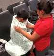 Mãe e filho são reunidos no aeroporto Baltimore-Washington  após separação de imigrantes 22/06/2018 LIBRE BY NEXUS/via REUTERS  Foto: Reuters