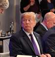 Donald Trump olha para Theresa May durante reunião em Bruxelas  Foto: DW / Deutsche Welle