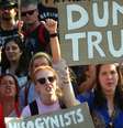 Encontro de May com Trump atraiu manifestantes na porta do Palácio de Blenheim  Foto: Reuters / BBC News Brasil