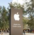Placa em centro da Apple para visitantes  Foto: Elijah Nouvelage/File Photo / Reuters
