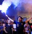 Torcedores comemoram na Champs-Elysees a vitória contra a Bélgica na semifinal  Foto: Gonzalo Fuentes / Reuters