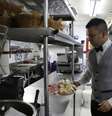 Garçom de restaurante no Rio de Janeiro 14/10/2013 REUTERS/Sergio Moraes  Foto: Reuters