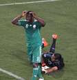 Yakubu leva as mãos à cabeça após perder gol contra a Argentina na Copa de 2010  Foto: Streeter Lecka / Getty Images