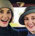 As atrizes Michelle Dockery e Laura Carmichael celebraram o anúncio oficial da produção de filme baseado na série 'Downton Abbey'.  Foto: Instagram / @larrycarmichael / Estadão