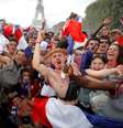 Torcedores franceses comemoram o título mundial em Paris 15/07/2018 REUTERS/Philippe Wojazer  Foto: Reuters