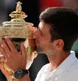 Djokovic beija o troféu em Wimbledon  Foto: Andrew Couldridge / Reuters