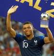 Mbappé com o troféu de melhor jogador jovem da Copa do Mundo de 2018  Foto: Kai Pfaffenbach / Reuters