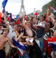 Celebrações em Paris devem levar todo o domingo  Foto: Philippe Wojazer / Reuters