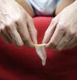 O uso de camisinha é o principal meio de prevenção, segundo especialistas  Foto: Getty Images / BBC News Brasil
