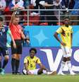 Colombiano Carlos Sanchez é expulso no jogo contra o Japão após colocar a mão na bola  Foto: Ricardo Moraes / Reuters