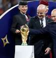 Putin toca o troféu da Copa ao lado do presidente da Fifa, Gianni Infantino  Foto: Damir Sagolj / Reuters